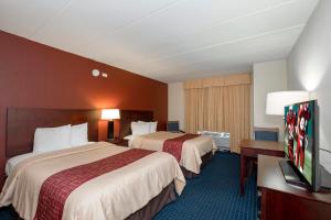 Säng eller sängar i ett rum på Red Roof Inn Annapolis