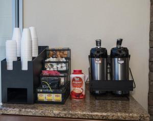 - un comptoir de cuisine avec une cafetière et une cafetière dans l'établissement Red Roof Inn Dumfries-Quantico, à Dumfries