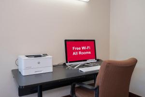 - un bureau avec un ordinateur et une imprimante dans l'établissement Red Roof Inn Dumfries-Quantico, à Dumfries