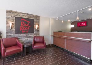 une salle d'attente dans une auberge au toit rouge dans l'établissement Red Roof Inn Dumfries-Quantico, à Dumfries