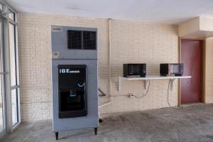 A television and/or entertainment centre at Red Roof Inn Fredericksburg North