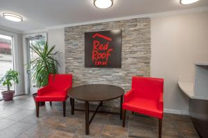 A seating area at Red Roof Inn Fredericksburg North