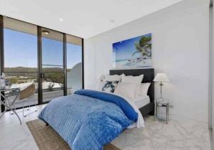 Schlafzimmer mit einem Bett und Meerblick in der Unterkunft Stylish Penthouse with Views & Jacuzzi in Gosford