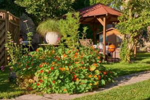 Gasthof Hametner mit Innviertlerhof mit direktem Zugang zur Therme Mediterrana durch unseren Garten!室外花園