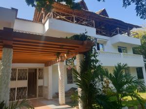 vista sulla parte anteriore della casa di Karibuni palace mtwapa a Mtwapa