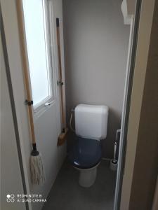 uma pequena casa de banho com um WC e uma janela em Mobile Homes by KelAir at Playa Montroig Camping Resort em Tarragona