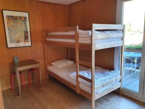 Lova arba lovos apgyvendinimo įstaigoje Lake Lodge Hostel