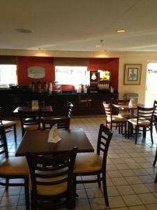 una sala da pranzo con tavoli, sedie e un bar di Sleep Inn Pelham Oak Mountain a Pelham