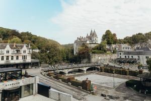 El barrio en el que está el hotel o un barrio cercano