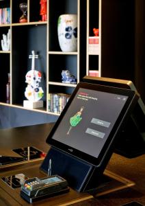 einem Tablet-Computer auf dem Schreibtisch in der Unterkunft citizenM Glasgow in Glasgow