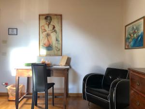 a room with two chairs and a table and a painting at Residenza Privata Pedrotti in Vicenza