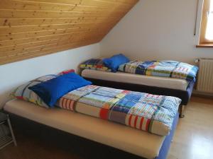 เตียงในห้องที่ Schöne Wohnung in Deggendorf für 1 bis 5 Personen