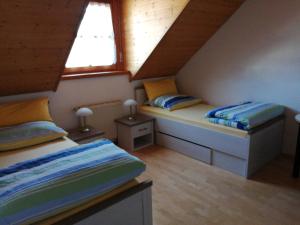 เตียงในห้องที่ Schöne Wohnung in Deggendorf für 1 bis 5 Personen