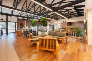 eine Lobby mit Sofas und Stühlen sowie eine Bar in der Unterkunft Alivio Tourist Park Canberra in Canberra