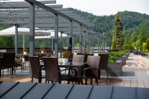 eine Terrasse mit Tischen und Stühlen auf einer Terrasse in der Unterkunft Sanatorium Budowlani Szczawnica in Szczawnica