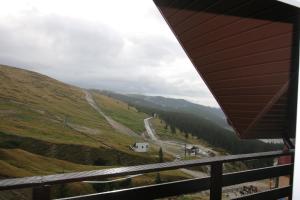 een uitzicht vanaf het balkon van een huis op een berg bij Cabana Transalpina in Ranca