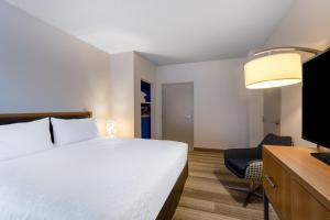 Tempat tidur dalam kamar di Holiday Inn Express Hotel & Suites King of Prussia by IHG