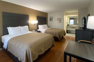 een hotelkamer met 2 bedden en een tafel bij Quality Inn Branson - Hwy 76 Central in Branson