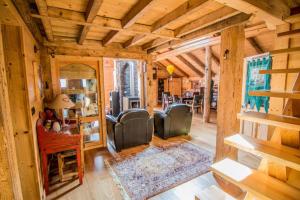 אזור ישיבה ב-Beautiful, atypical loft in the Aravis