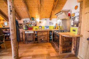 מטבח או מטבחון ב-Beautiful, atypical loft in the Aravis