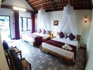 Chez Hiep Tam Coc Homestay في نينه بينه: غرفة فندقية بسريرين ونافذة