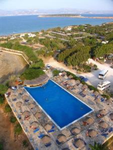 vista aerea di un resort con piscina di Surfing Beach Huts a Santa Maria