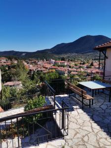 stół i ławki na patio z widokiem w obiekcie Guesthouse Panorama w mieście Vytina