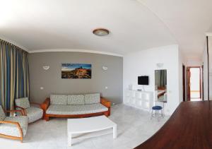 A television and/or entertainment centre at Apartamentos Montemar