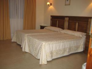 A bed or beds in a room at Hotel Las Fuentes