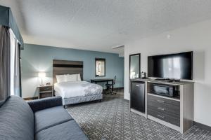 Uma TV ou centro de entretenimento em Days Inn & Suites by Wyndham Spokane