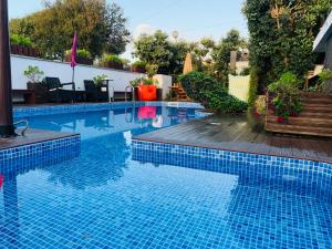 ein Pool mit blauen Fliesen im Hinterhof in der Unterkunft RUMAH Esposende in Esposende