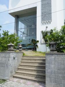 uma escada que leva a um edifício branco com escadas em White Pearl Residency em Pondicherry