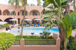 Blick auf den Pool im Resort in der Unterkunft Airport Hotel Casino du Cap-vert in Dakar