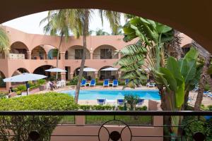 Vom Balkon eines Hotels genießen Sie Poolblick. in der Unterkunft Airport Hotel Casino du Cap-vert in Dakar