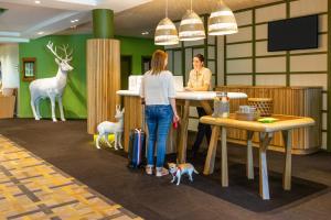 twee vrouwen aan een balie in een kantoor bij Ibis Styles Arlon Porte du Luxembourg in Arlon