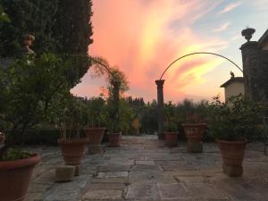 een patio met potplanten en een regenboog in de lucht bij Villa Le Pergole- Firenze in Florence