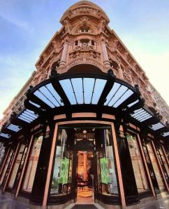 een groot gebouw met een grote glazen toegangsdeur bij Casa di Fló in Bari