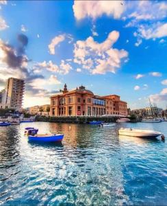 een groep boten in het water in een stad bij Casa di Fló in Bari