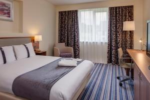 מיטה או מיטות בחדר ב-Holiday Inn Chester South, an IHG Hotel