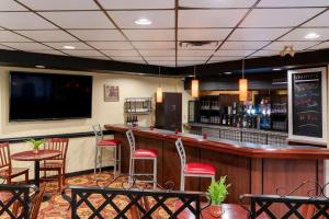 Khu vực lounge/bar tại Quality Inn and Suites Montreal East