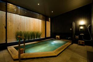 una piscina en una habitación con una ventana grande en Ochanomizu Hotel Shoryukan, en Tokio