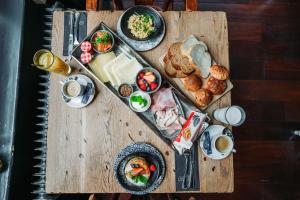 Makanan di atau di tempat lain dekat hotel