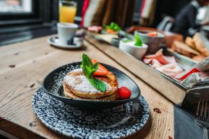 Makanan di atau di tempat lain dekat hotel