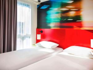 מיטה או מיטות בחדר ב-Ibis Styles Mulhouse Centre Gare