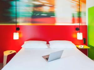 מיטה או מיטות בחדר ב-Ibis Styles Mulhouse Centre Gare