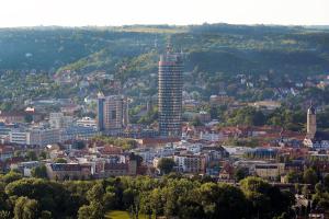 uma vista para uma cidade com um edifício alto em Scala Turm Hotel Restaurant em Jena