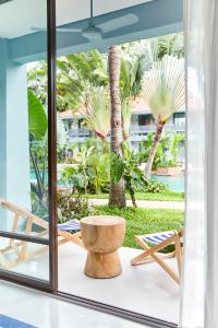 Un jardín fuera de The Peri Hotel Hua Hin