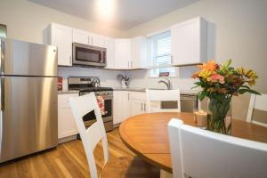 A cozinha ou cozinha compacta de The Boston Rental - Multiple Floorplans