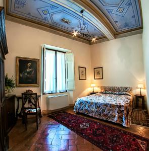 um quarto com uma cama e um tecto em caixote em Hotel Santa Caterina em Siena