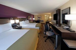 เตียงในห้องที่ Holiday Inn Express Hotel & Suites Clearfield, an IHG Hotel